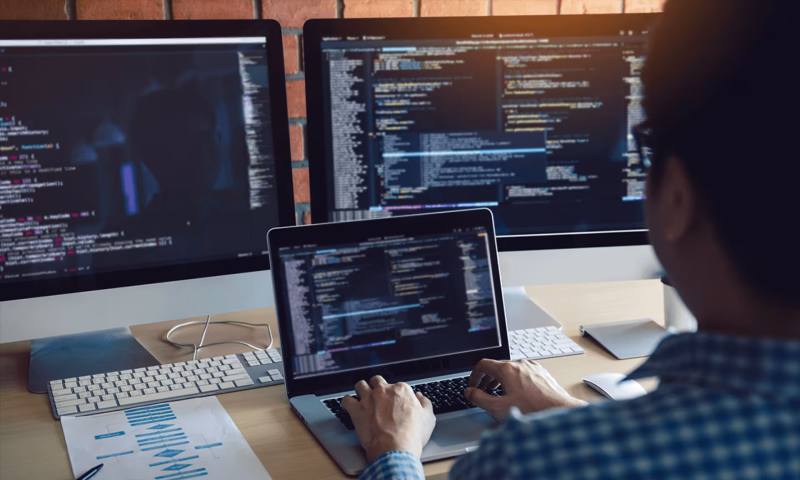 数据科学选型:R与Python如何赋能新青区网站建设?